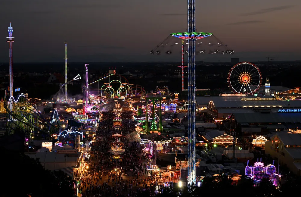 Toàn cảnh về đêm của lễ hội bia lớn nhất thế giới Oktoberfest tại khu hội chợ Theresienwiese, TP Munich (Đức). Ảnh: REUTERS lễ hội bia Oktoberfest 6.png