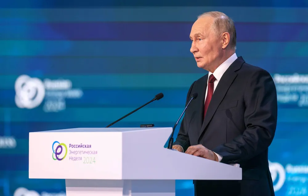 Tổng thống Nga Vladimir Putin phát biểu tại Diễn đàn Tuần lễ Năng lượng Nga 2024. Ảnh: TASS cơ chế thanh quyết toán riêng cho brics.png