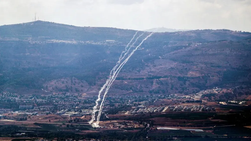 Hệ thống phòng không Vòm Sắt (Iron Dome) của Israel hoạt động để đánh chặn khi rocket được phóng từ Lebanon hôm 21-9. Ảnh: REUTERS Nhóm vũ trang Hezbollah