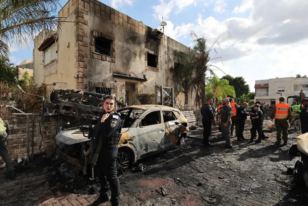 Nhà chức trách Israel có mặt tại khu vực vừa bị trúng không kích từ Lebanon hôm 22-9. Ảnh: AFP gettyimages-2172849424.webp