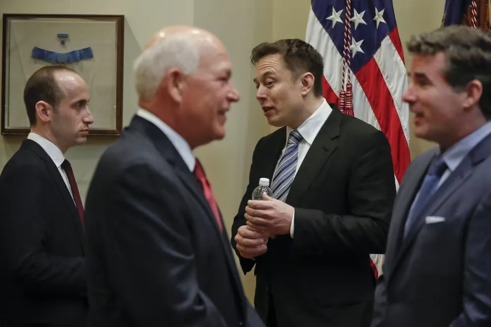 Ông Stephen Miller (trái, phía sau) và tỉ phú Elon Musk tại Nhà Trắng vào năm 2017. Ảnh: THE WALL STREET JOURNAL Tỉ phú Elon Musk