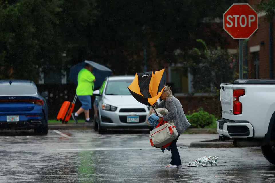 Người dân trên đường phố bang Florida (Mỹ) khi bão Milton chuẩn bị đổ bộ hôm 9-10. Ảnh: REUTERS dang-Cong-hoa.jpg