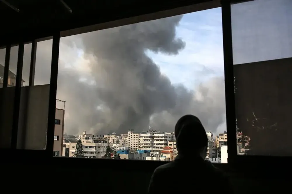 Khói bốc lên sau một cuộc không kích ở TP Gaza vào năm 2023. Ảnh: THE NEW YORK TIMES Suốt 1 năm người nam kẻ bắc vì xung đột tại Gaza