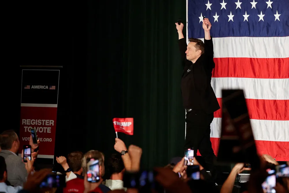 Tỷ phú người Mỹ Elon Musk tại một buổi vận động ở bang Pennsylvania. Ảnh: REUTERS Musk tặng 1 triệu USD.png