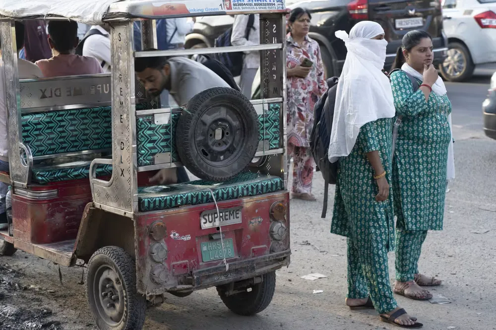 'Công việc thường nhật' bất đắc dĩ của nhiều phụ nữ Ấn Độ