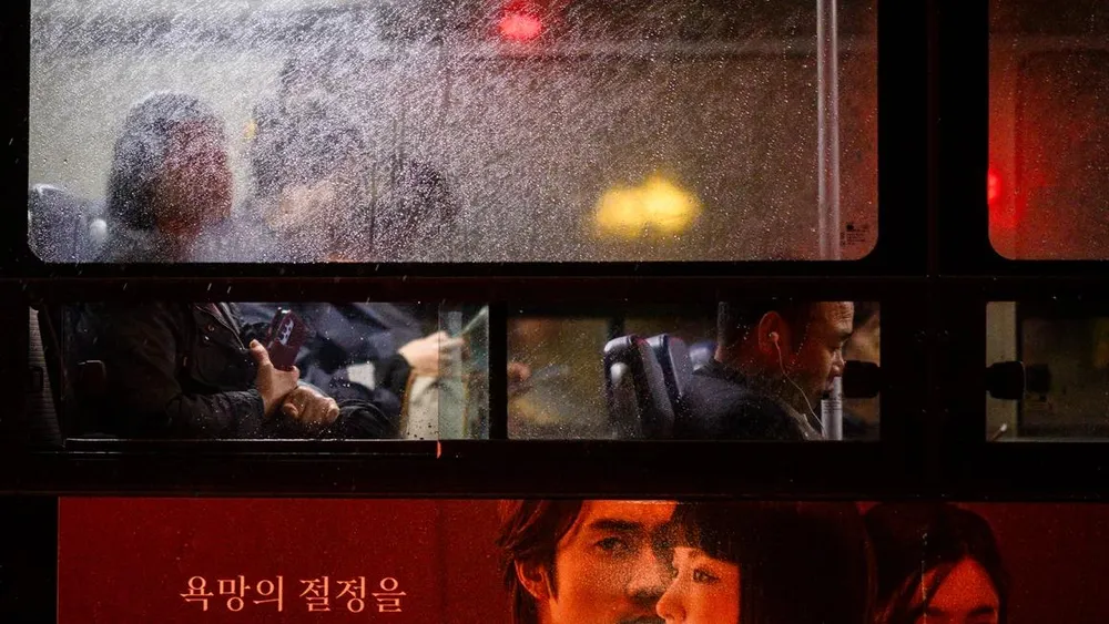 Một chuyến xe buýt ở thủ đô Seoul hôm 22-10. Ảnh: AFP Đau đầu tìm giải pháp khống chế 'đại dịch cái chết cô đơn'