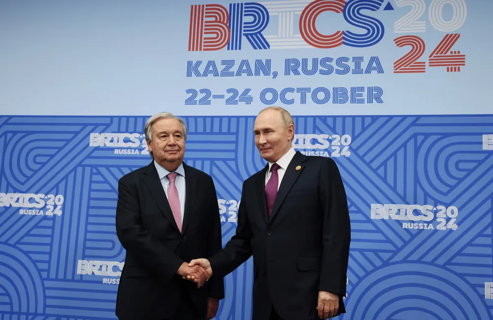 Tổng thống Nga Vladimir Putin (phải) bắt tay Tổng thư ký Liên Hợp Quốc Antonio Guterres (trái) trong cuộc họp bên lề hội nghị thượng đỉnh BRICS tại TP Kazan (Nga) ngày 24-10. Ảnh: REUTERS tổng thư ký liên hợp quốc gặp tổng thống nga Putin.png