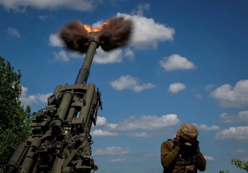 Binh lính Ukraine trên tiền tuyến đang khai hỏa khẩu pháo M777 do Mỹ cung cấp cho Kiev. Ảnh: REUTERS Mỹ dỡ bỏ hạn chế, cho nhà thầu quân sự sang Ukraine.png