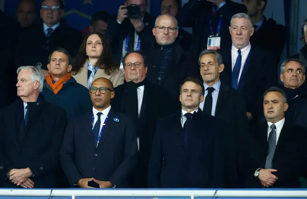 Tổng thống Pháp Emmanuel Macron và các quan chức cấp cao Pháp theo dõi trận đấu hôm 14-11. Ảnh: REUTERS Thế khó của châu Âu khi tổ chức các trận đấu có đội bóng Israel