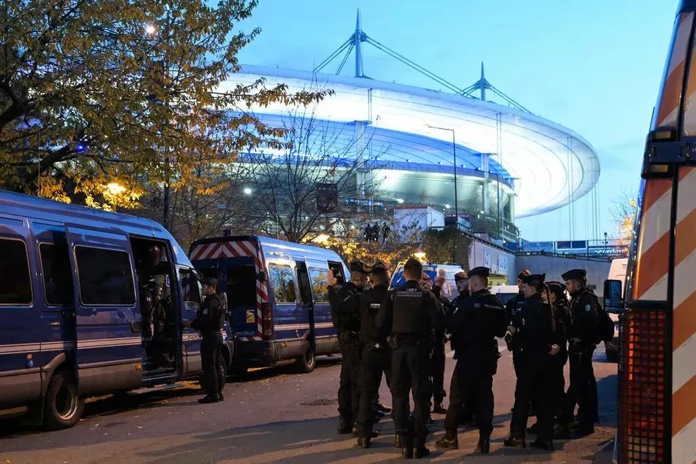 Lực lượng an ninh bên ngoài sân vận động Stade de France. Ảnh: AFP 852a203c38c8401fab3ad81c603ef39e7b5891af.webp