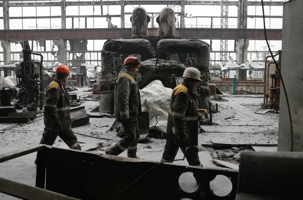 Công nhân tại một nhà máy nhiệt điện Ukraine bị phá hủy sau một cuộc tấn công bằng tên lửa của Nga. Ảnh: AFP thỏa thuận ngừng bắn cơ sở năng lượng nga ukraine.png