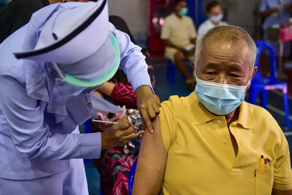 Nhân viên y tế tiêm vaccine ngừa COVID-19 cho người dân tại miền nam Thái Lan vào tháng 7-2021. Ảnh: AFP 210607204503-thailand-coronavirus-rollout-king-intl-hnk.jpg