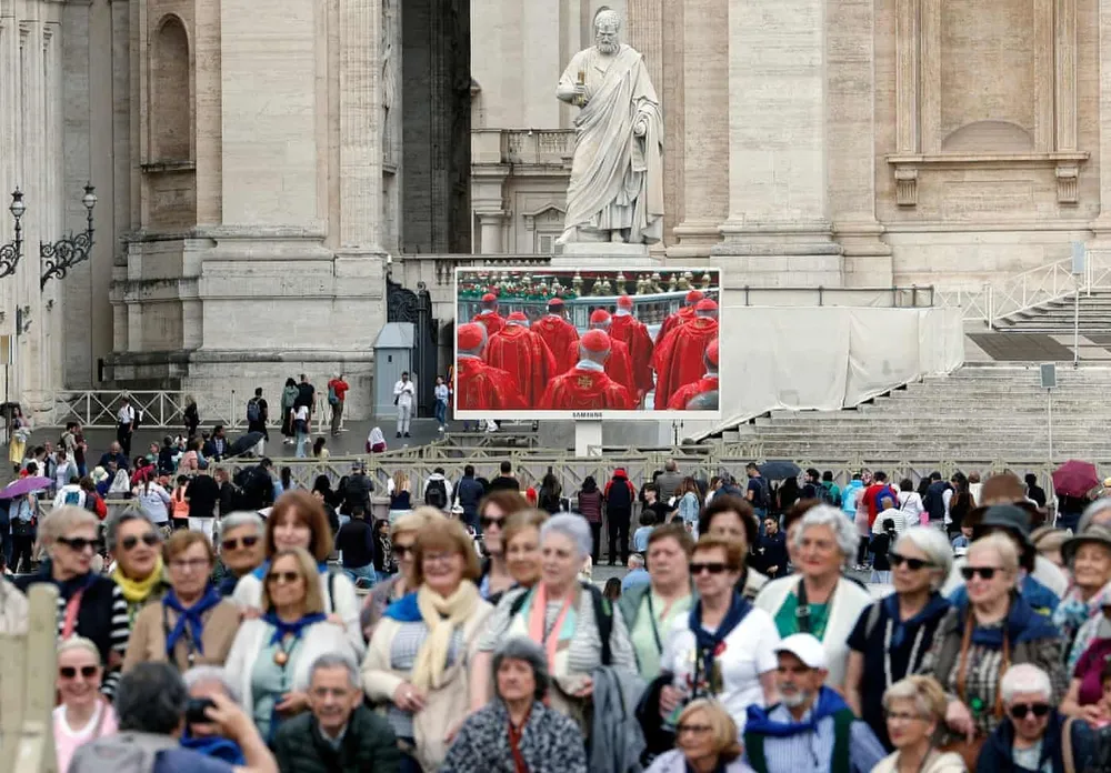 ẢNH: Dòng người đổ về Vatican trong ngày đầu diễn ra Mật nghị Hồng y