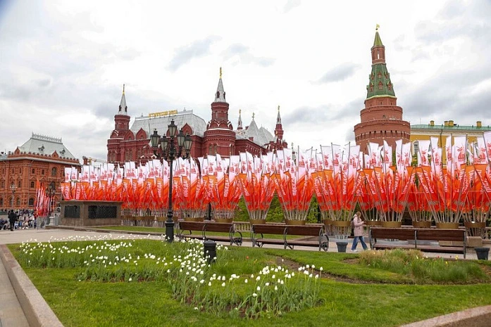 Cờ Chiến thắng phấp phới quanh Quảng trường Đỏ.jpg