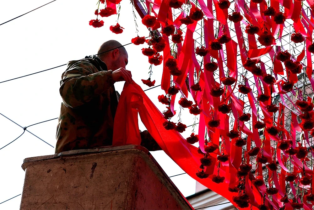 Đường Nikolskaya treo hoa và băng rôn thay đèn LED.jpg