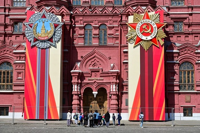 Huân chương Chiến thắng và Huân chương Chiến tranh Vệ quốc khổng lồ được dựng trước Bảo tàng Lịch sử Quốc gia Nga.jpg