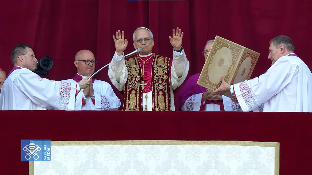 ẢNH: Khoảnh khắc Giáo hoàng Leo XIV lần đầu xuất hiện trước tín đồ và người dân