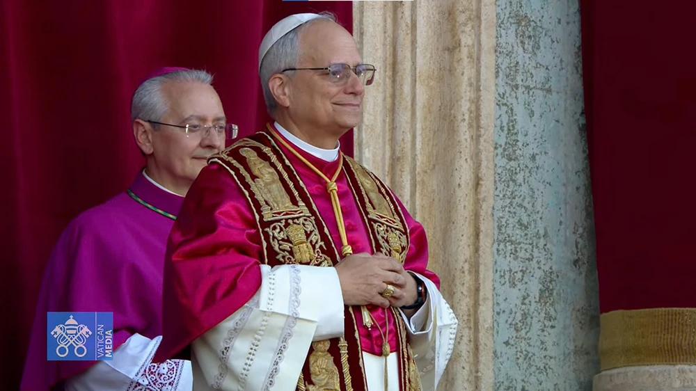 Tân giáo hoàng Leo XIV. Ảnh chụp màn hình: VATICAN MEDIA Tân giáo hoàng Leo XIV ra mắt