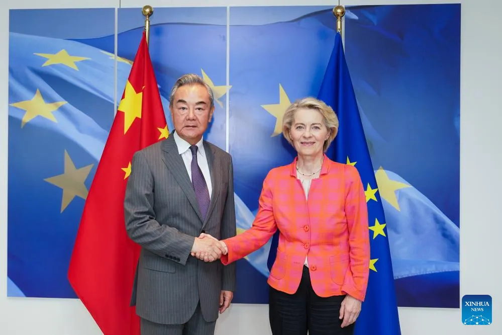 Bộ trưởng Ngoại giao Trung Quốc Vương Nghị (trái) gặp Chủ tịch Ủy ban châu Âu Ursula von der Leyen tại Brussels (Bỉ) ngày 3-7. Ảnh: XINHUA các nước thành viên EU, Mỹ-Trung, thuế quan, thương mại 3 webp.jpg