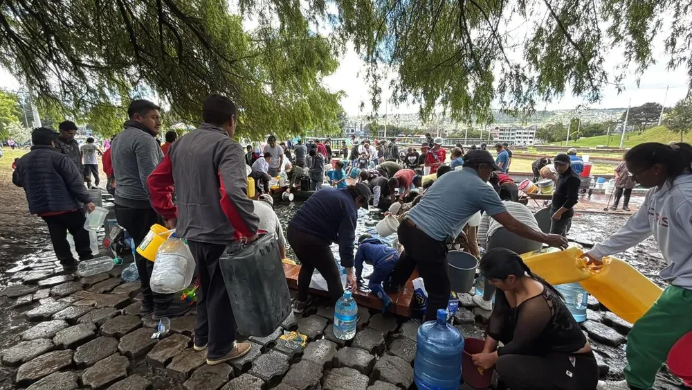 Người dân ở TP Quito (Ecuador) đang phải lấy nước từ một con suối. Ảnh: CNN khủng hoảng nước nghiêm trọng, thiếu nước nghiêm trọng, Quito, Ecuador 2.jpg