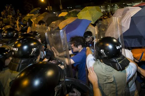 Sinh viên Hong Kong 'tấn công' tòa nhà chính phủ ảnh 3