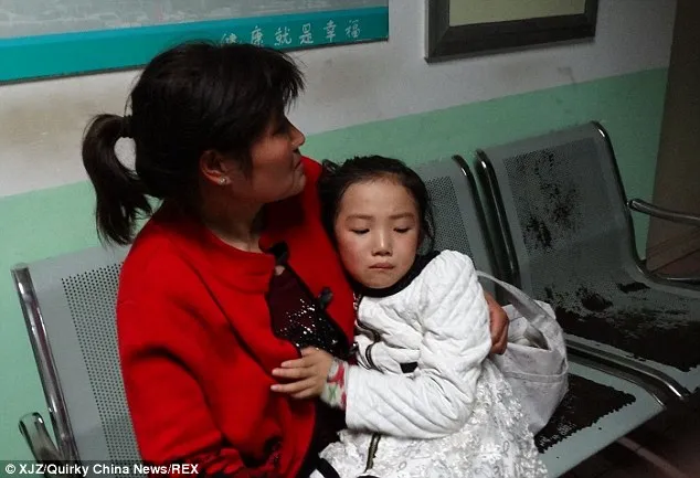 Bé gái sáu tuổi kẹt lưỡi trong … cốc nhựa ảnh 3 Bé gái sáu tuổi kẹt lưỡi trong … cốc nhựa ảnh 3