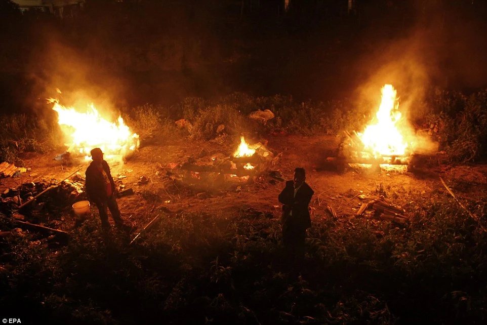 Dân Nepal chết nhiều đến mức không có chỗ thiêu ảnh 23