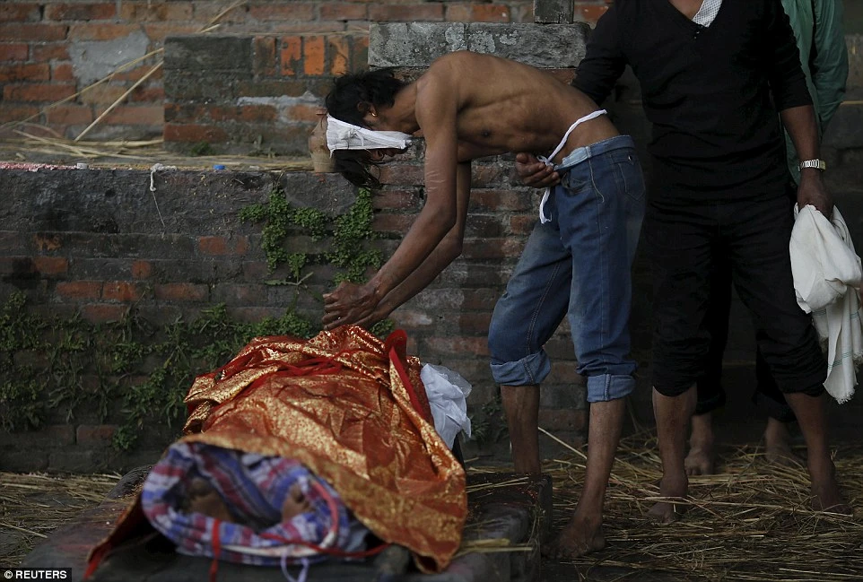 Dân Nepal chết nhiều đến mức không có chỗ thiêu ảnh 12