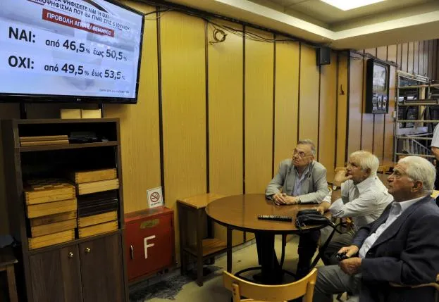 Ảnh: Toàn cảnh dân Hy Lạp nói 'không' với chủ nợ châu Âu ảnh 17 Ảnh: Toàn cảnh dân Hy Lạp nói 'không' với chủ nợ châu Âu ảnh 17