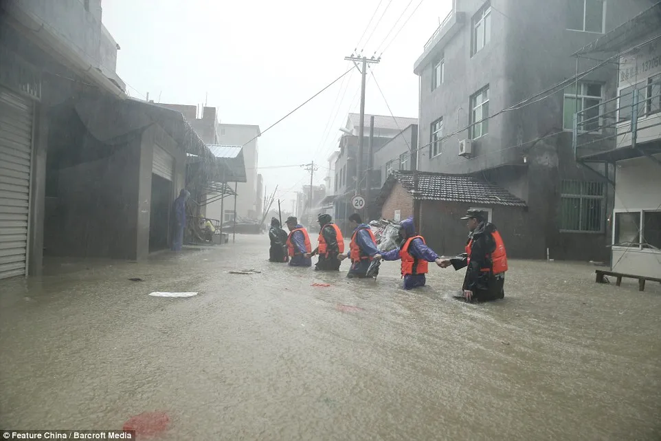 Chùm ảnh bão Soudelor tàn phá miền Đông Trung Quốc ảnh 5 Chùm ảnh bão Soudelor tàn phá miền Đông Trung Quốc ảnh 5