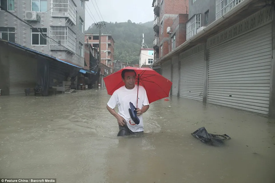 Chùm ảnh bão Soudelor tàn phá miền Đông Trung Quốc ảnh 8 Chùm ảnh bão Soudelor tàn phá miền Đông Trung Quốc ảnh 8