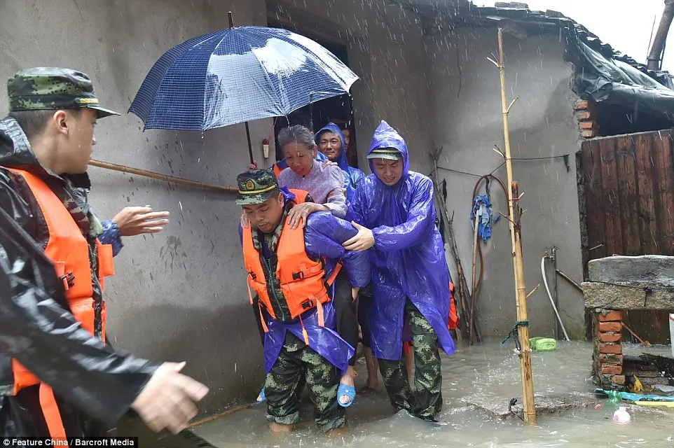 Chùm ảnh bão Soudelor tàn phá miền Đông Trung Quốc ảnh 9 Chùm ảnh bão Soudelor tàn phá miền Đông Trung Quốc ảnh 9