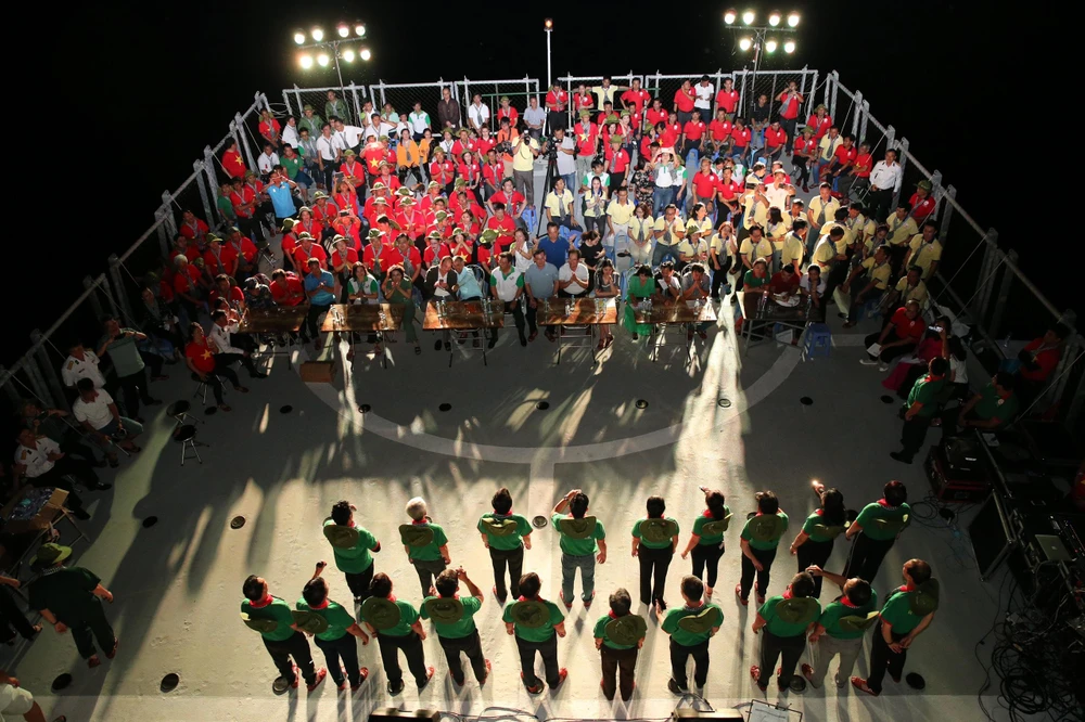 Chương trình văn nghệ tổ chức trên tàu được các đại biểu nồng nhiệt hưởng ứng.