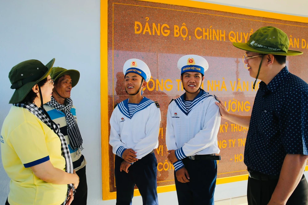 Ông Nguyễn Hồ Hải (bìa phải) và bà Tô Thị Bích Châu (bìa trái) hỏi thăm, động viên các chiến sĩ tại Trường Sa.