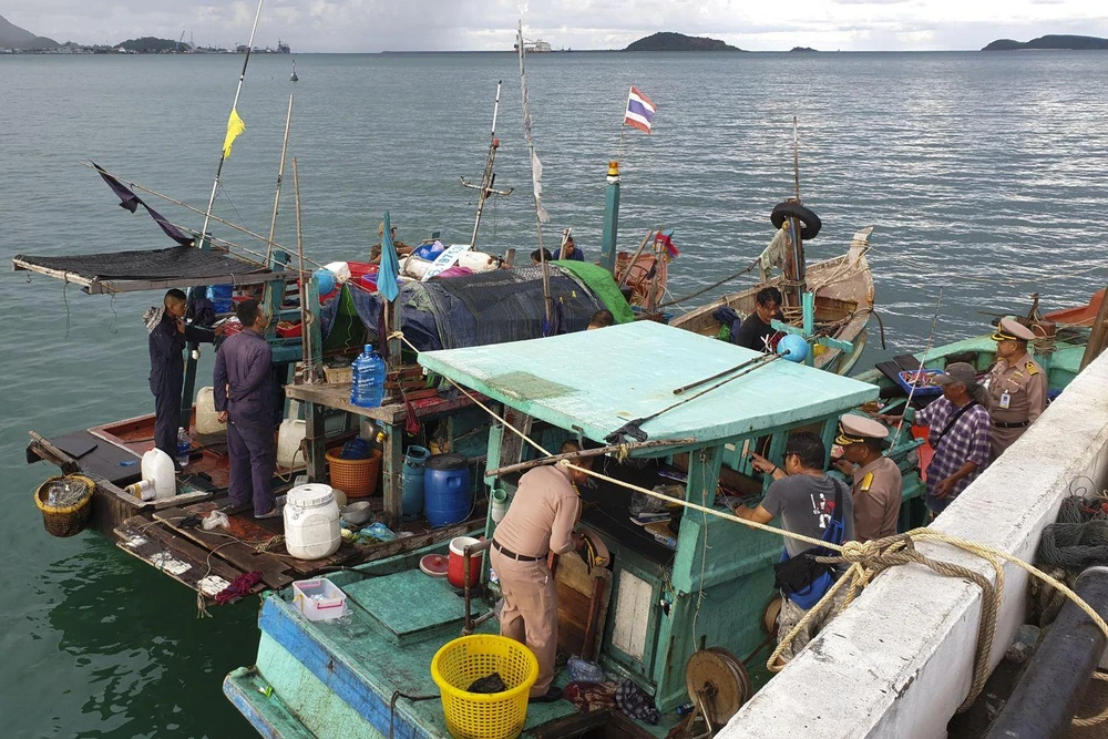 Thái Lan bắt giữ một số người Việt tham gia đánh bắt cá trái phép vào năm 2019 ở biển của nước này. Ảnh: BANGKOK POST/ ROYAL THAI NAVY