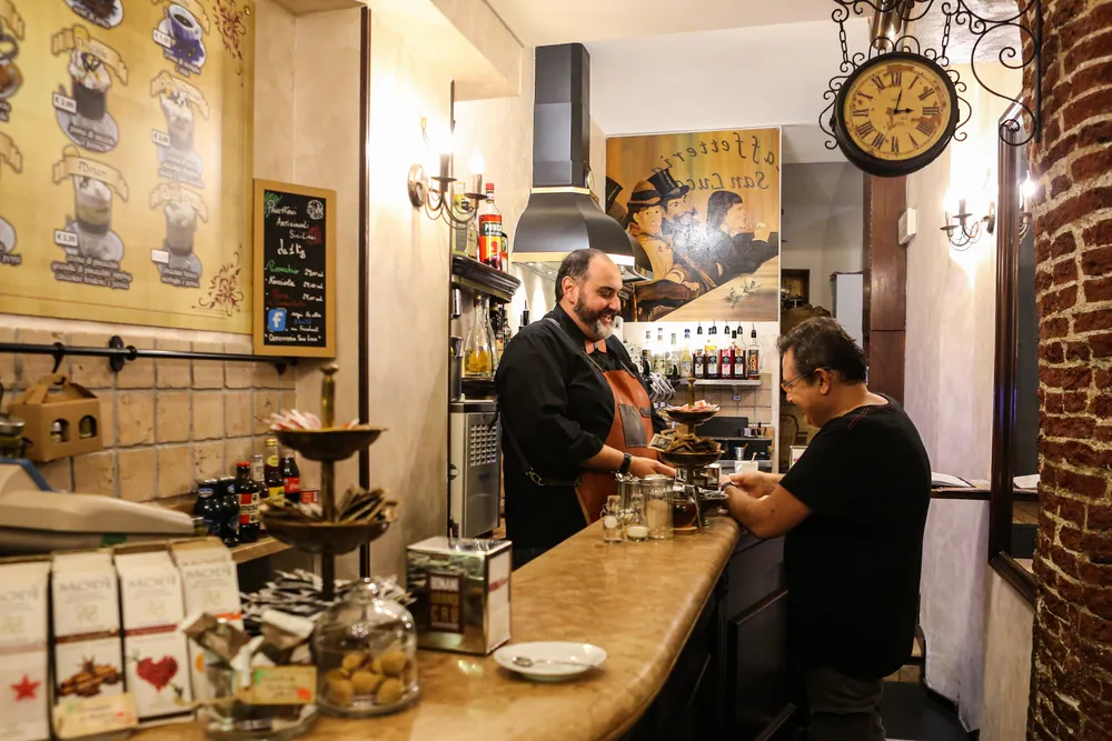 Lạc vào một quán cà phê nhỏ chỉ toàn người dân địa phương ở Genova (Ý). Ảnh: GIANG PHẠM