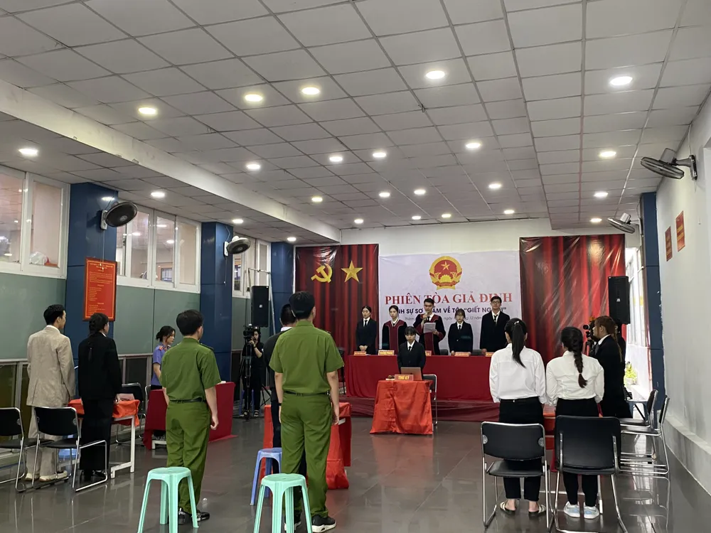 HĐXX đọc quyết định đưa vụ án ra xét xử. Ảnh: GIA HUY phien-toa-gia-dinh-hinh-su-so-tham.jpg