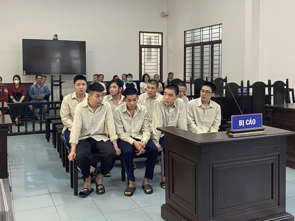 mang bao tải hung khí đi đánh nhau chém luôn người chiếu đèn xe máy vào mặt