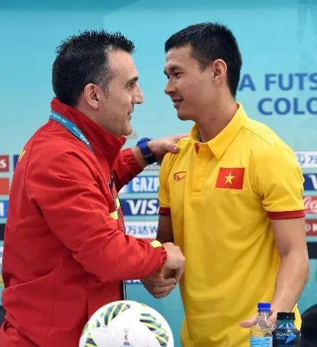 HLV Bruno và đội tuyển Bảo Quân của tuyển Futsal Việt Nam siết chặt tay nhau tự tin trước giờ bóng lăn