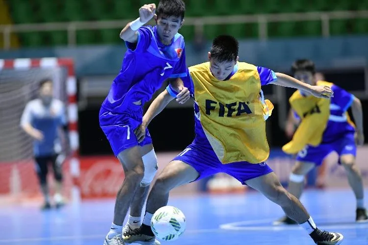 Các tuyển thủ Futsal Việt Nam nỗ lực trên đất Colombia ở lần đầu tiên dự giải thế giới. Ảnh: QUANG THẮNG