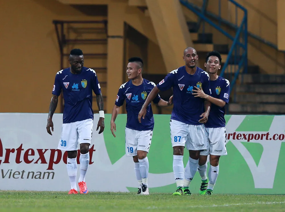 Văn Quyết ghi bàn thắng quý như vàng, Hà Nội T&T sắp vô địch