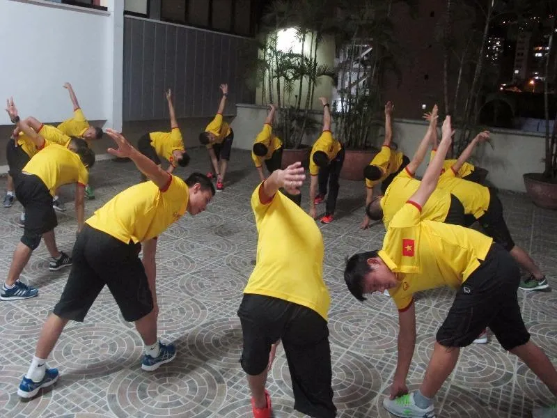 Các tuyển thủ Futsal Việt Nam tập nhẹ 