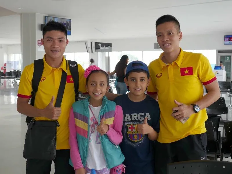 Xuân Du và Văn Vũ vui vẻ chụp hình với CĐV nhí tại sân bay