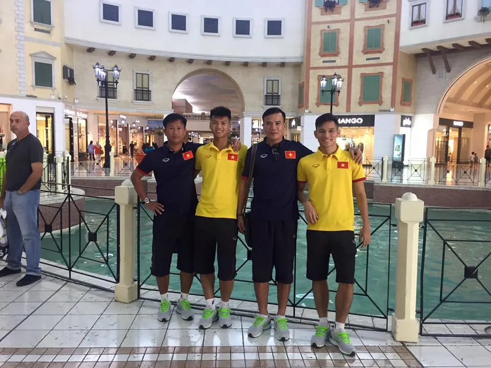 Trợ lý Đinh Hồng Vinh và Minh Quang chụp ảnh lưu niệm trên đất khách