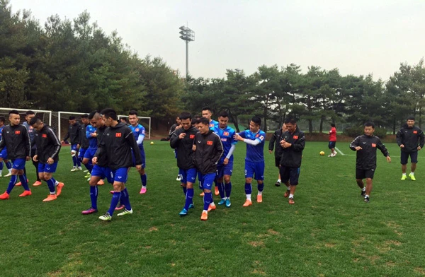 Các tuyển thủ Việt Nam chạy thả lỏng trên sân tập Paju