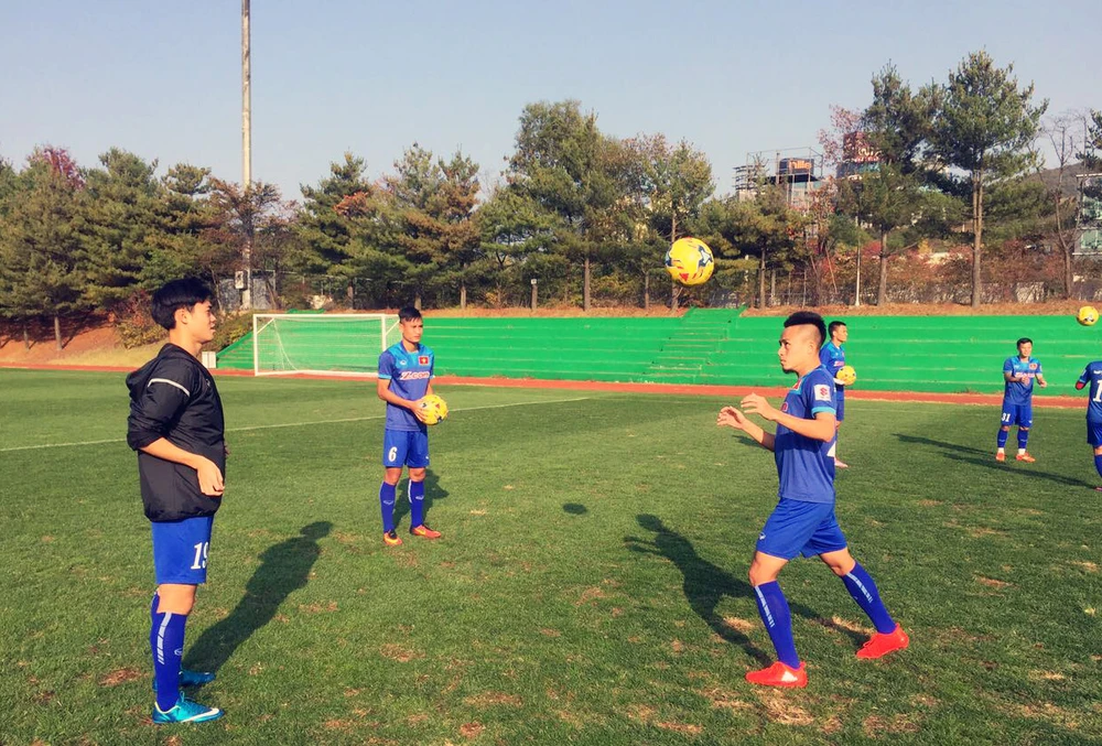 HLV Hữu Thắng cho cầu thủ tập nhẹ tại Trung tâm Paju