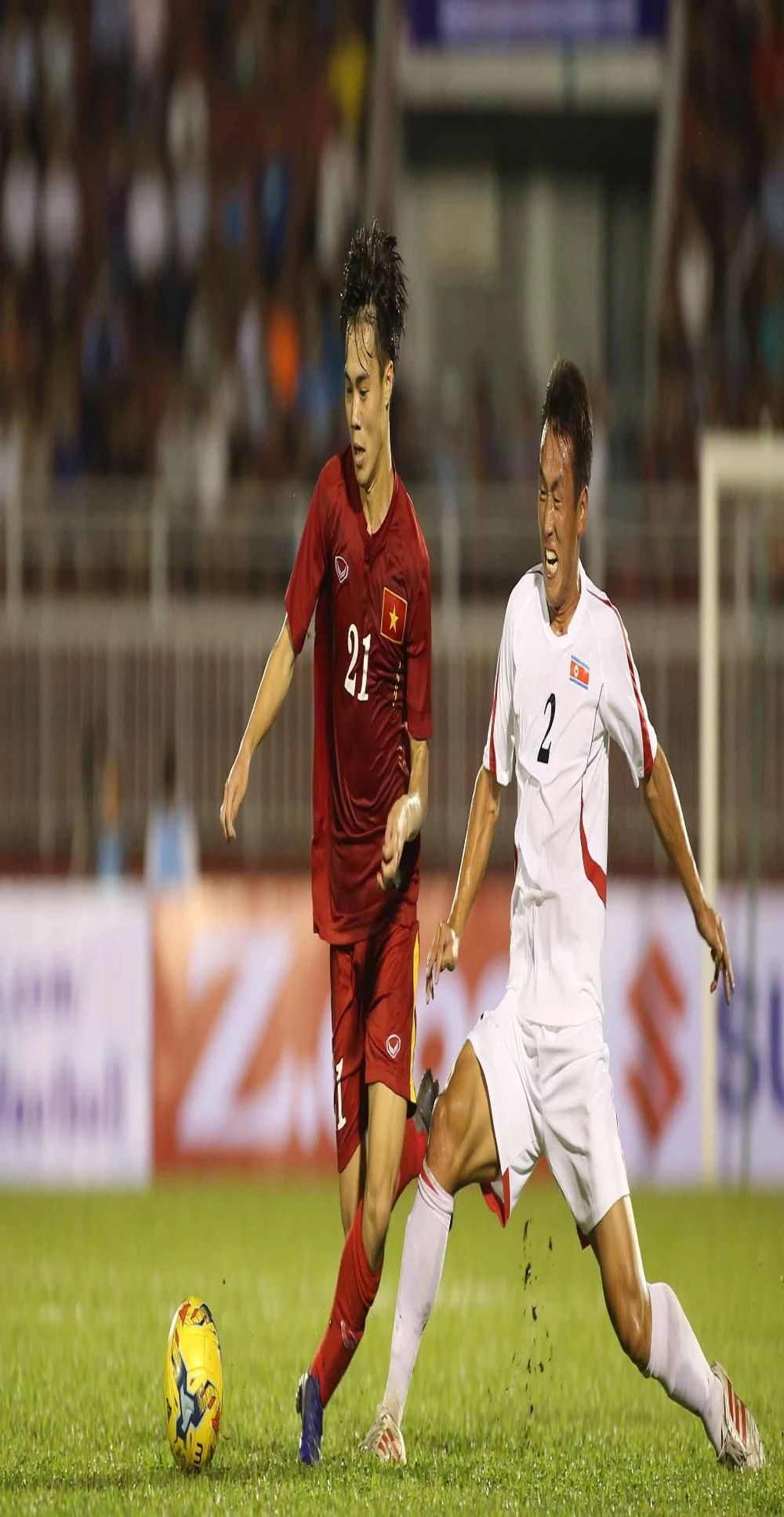 Văn Toàn (21) luôn chơi rất năng nổ 