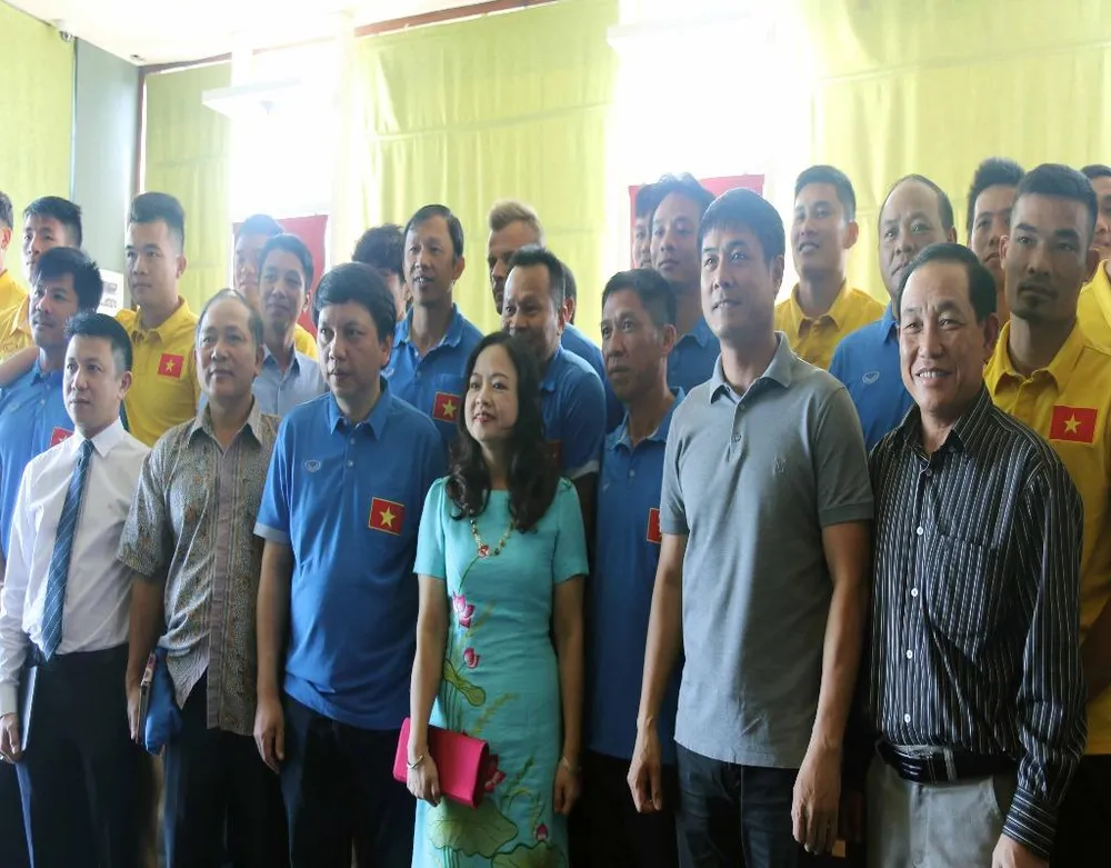 Đại sứ Việt Nam tại Myanmar thăm hỏi đội tuyển Việt Nam trước giờ ra quân