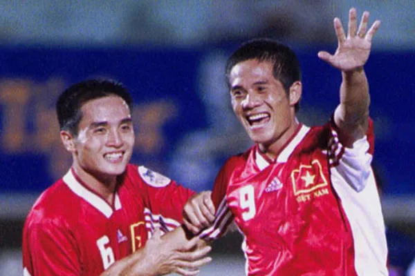 Vũ Công Tuyến (phải) rạng rõ sau khi đốt lưới Indonesia ở Tiger Cup 2000 nhưng đội tuyển Việt Nam thua chung cuộc 2-3