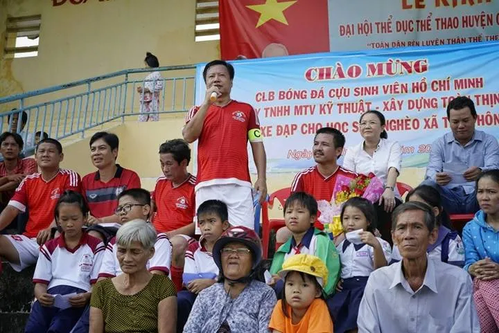 CLB Cựu sinh viên TP.HCM đá bóng 'Tiếp sức đến trường' ảnh 10 CLB Cựu sinh viên TP.HCM đá bóng 'Tiếp sức đến trường' ảnh 10